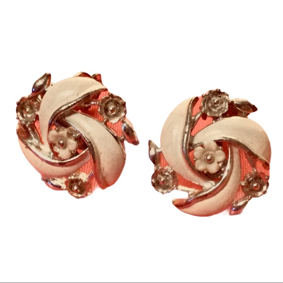 Vintage LISNER®️Soft Pink Floral Earrings - Picture 1 of 10